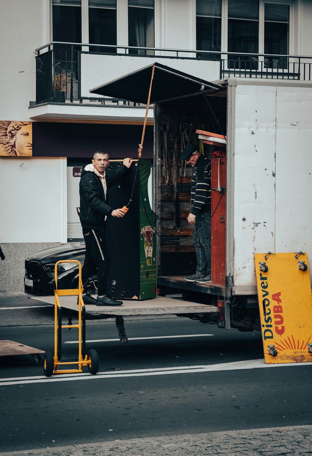 When to Hire Professional Movers (and When You Can DIY) — LuxeMove